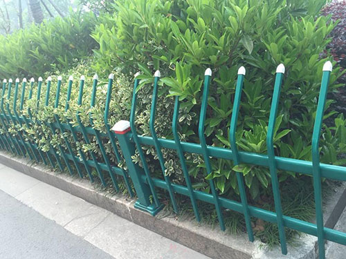 草坪鋅鋼護欄案例圖片2 草坪鋅鋼護欄案例圖片2